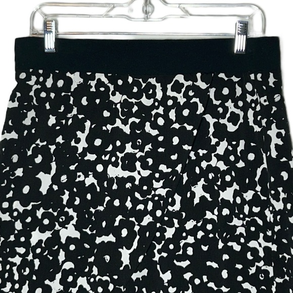Cabi Black & White Floral High-Low Skirt with Elastic Waistband, Size Medium - Picture 7 of 15